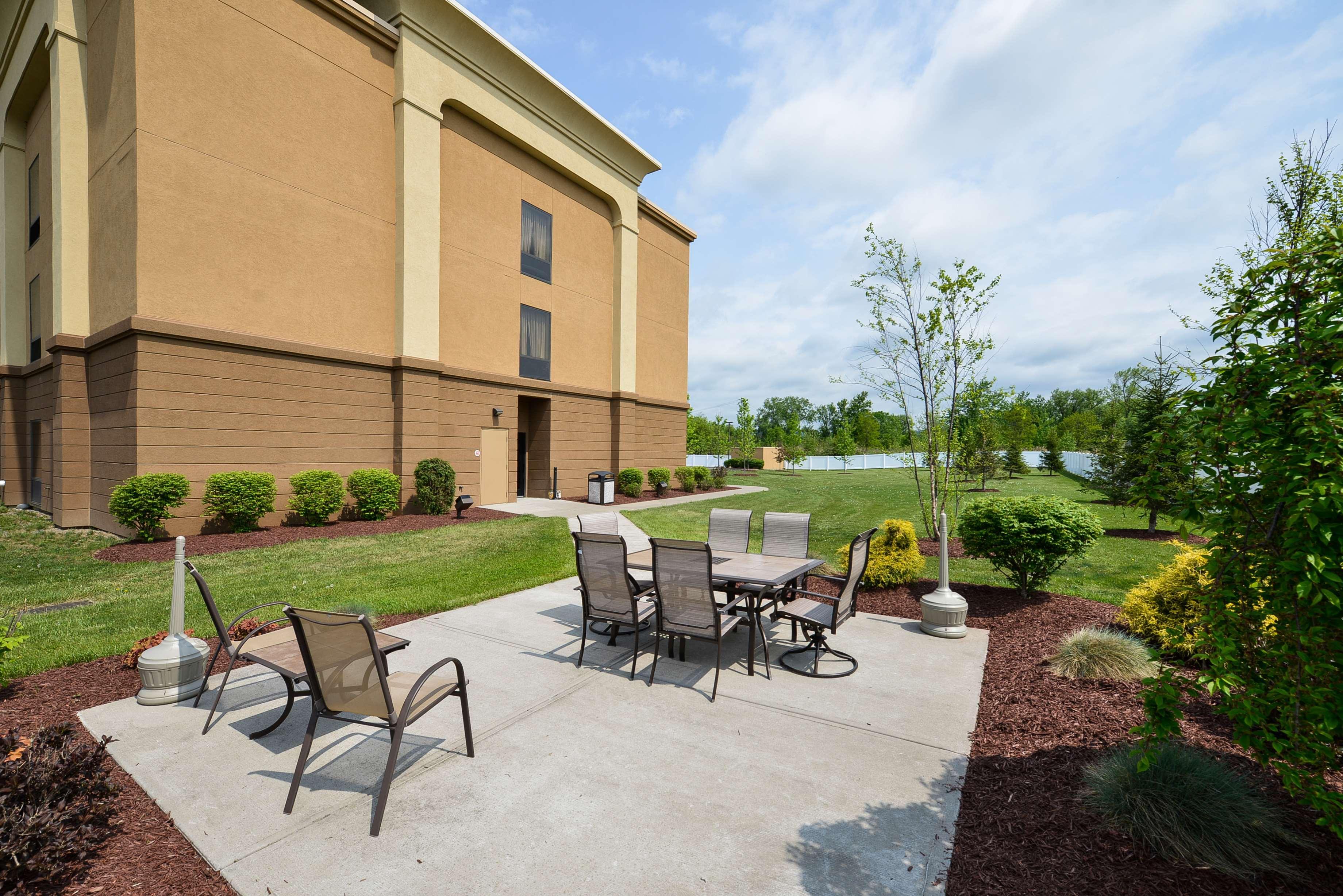 Hampton Inn Utica Exterior photo